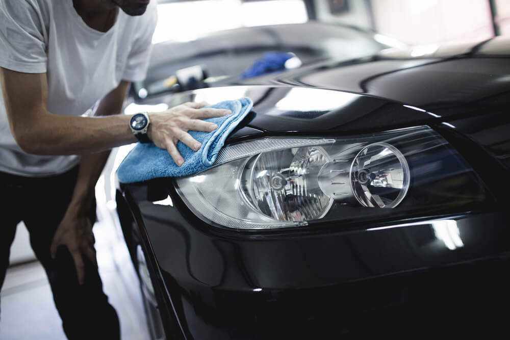 man applying car sealant